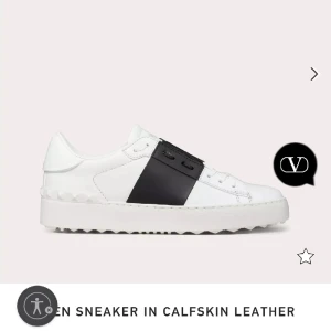 Valentino Skor  - Skick 8/10 har allt kvar ink kvitto box dustbag köpta för ett år sedan. 🥰 Skriv för med bilder!!!