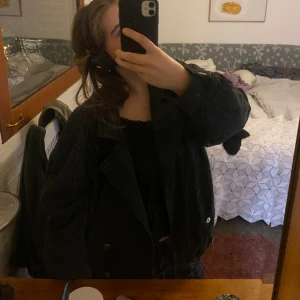 Kappa - Säljer denna kappan perfekt nu till vinter och vår, den är ganska tjock i materialet så den passar till olika årstider! Inga tydliga tecken på användning, den sitter baggy på mig som är M-L