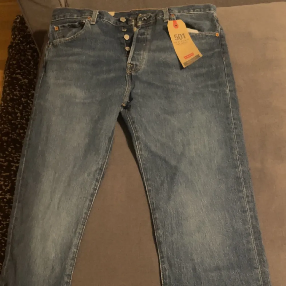 Straight leg Levis 501 jeans, aldrig använda, lappar sitter kvar, storlek 32,32. Jeans & Byxor.
