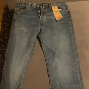 Straight leg Levis 501 jeans, aldrig använda, lappar sitter kvar, storlek 32,32