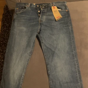 Levis 501  - Straight leg Levis 501 jeans, aldrig använda, lappar sitter kvar, storlek 32,32