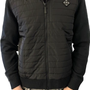 J Lindeberg cardigan - Säljer en sprillans ny cardigan från J Lindeberg. Sjukt snygg, och passar perfekt för den kommande säsongen. Nypriset ligger på 3200. Storlek ör Large men passar medium. Modellen är 189 cm lång och den passar bra. 