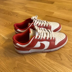 Nike dunks - Coola Nike dunks i storlek 44! Medföljer creaseskydd i skorna därav nästan ingen crease på skorna!💕kan gå ner i pris vid snabb affär 