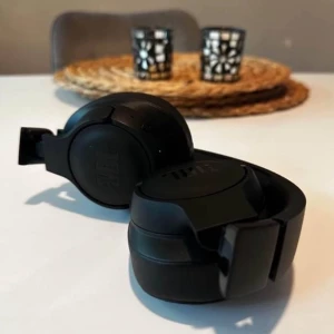 JBL Tune760 NC Hörlurar  - Bra skick, säljer dessa pga jag köpt nya airpods. De har aktiv brusreducering JBL Pure Bass-ljud 35 timmars batteritid