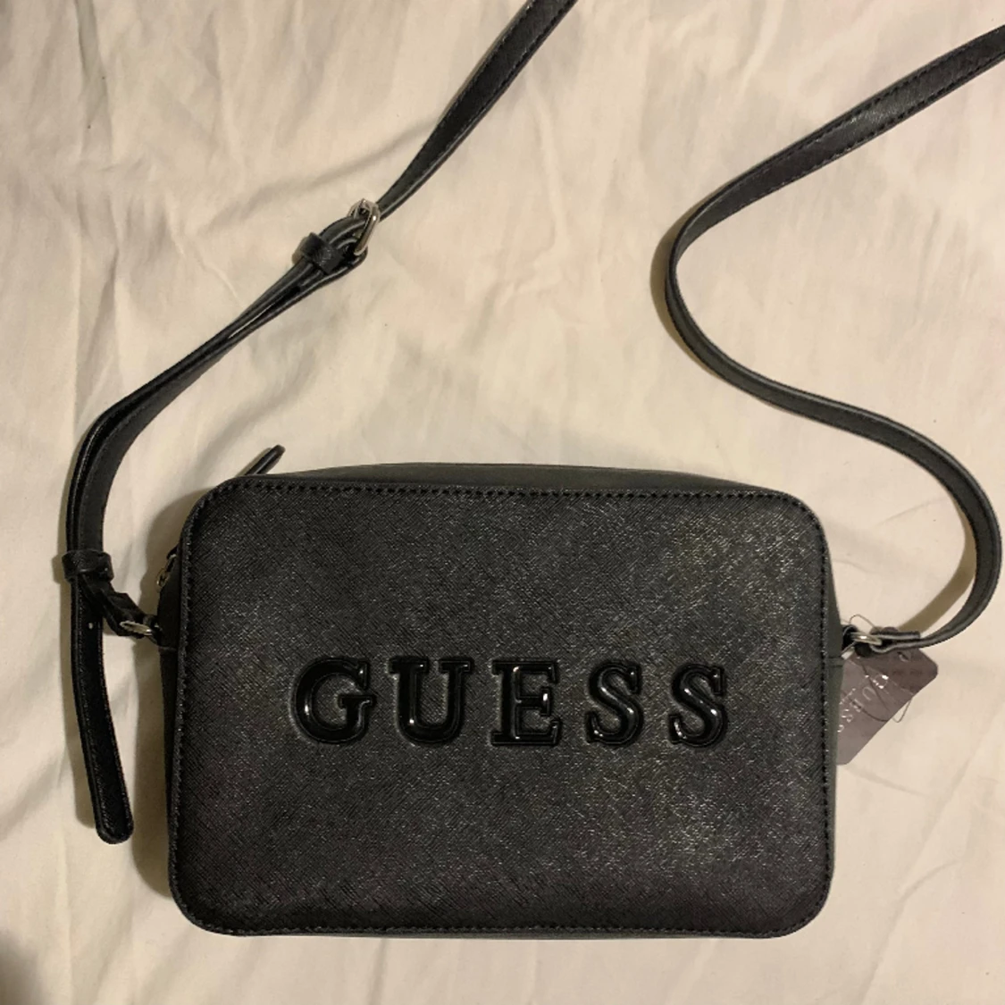 Oanvänd axelremsväska från Guess