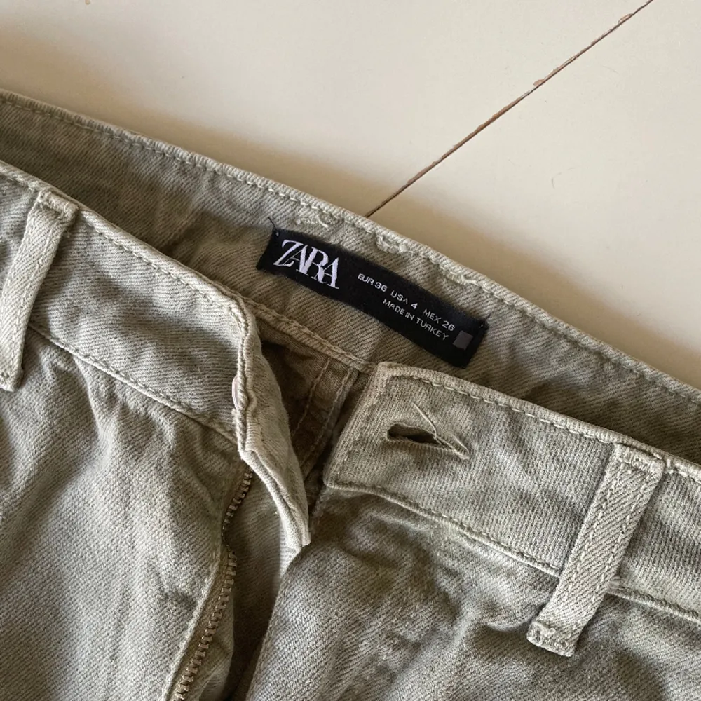 Fina olivgröna jeans från zara, använda typ en gång 💫✨. Jeans & Byxor.