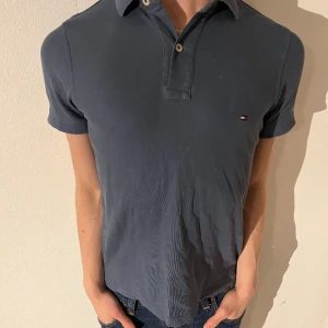 Tommy hilfiger piké - Stilren Tommy Hilfiger piké  Bra skick  Fynd!