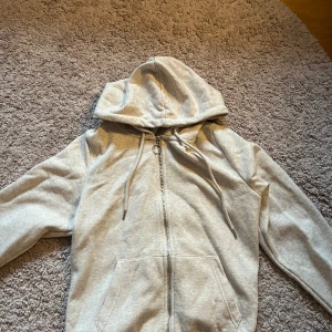 Kofta - Jättemjuk och bekväm kofta att ha över ett linne, från mew yorker. Köpt för 180kr. Storlek M som passar mig som är en S