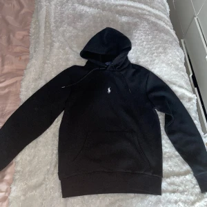 Säljer ralph lauren hoddies båda för 1500:- - Den svarta ( S/M) är helt ny och aldrig använd säljer den för 1000 kr   Den vita (M) har jag använt ett par gånger och säljer den för 600 kr Eller båda för 1500 kr 