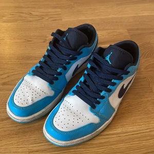Jordan 1 low - Säljer mina Jordan 1 low utan box  Skick 8 av 10 Nypris 2000kr    