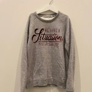 Grå tröja 🩶 - Så fin grå tröja! Från märket scotch and soda! Lite dyrare pågrund av att den är i bra skick och lite dyrare märke! Skriv om ni har några funderingar!💬💬storlek 14 år men passar någon som bär xxs/xs 