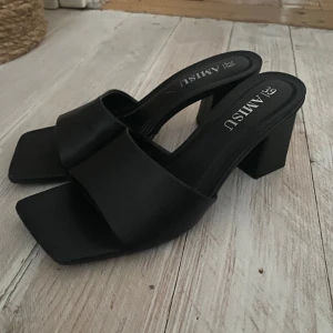 Klackar med öppen tå - Klackar med öppen tå. Strl 39