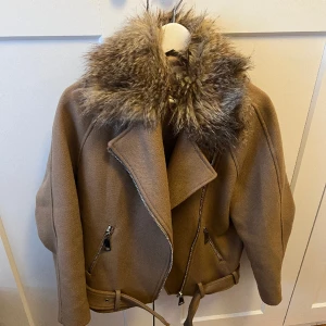 Kort kappa med pälskrage - Superfin kort kappa från h&m! Stl 34 men passar mig med 36 också. 