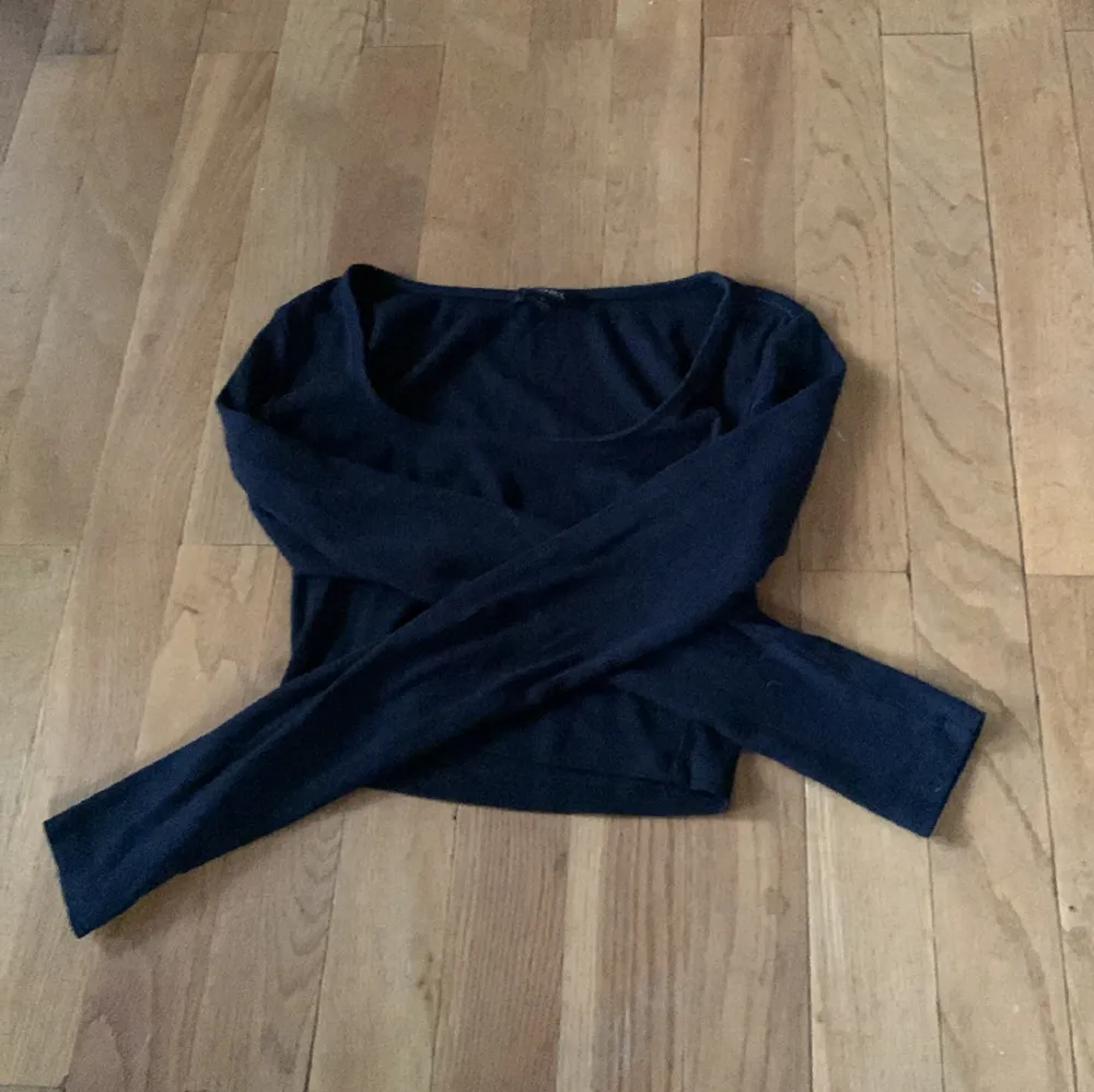 En svart långärmad tröja i ribbat material med en större urringning,. Från monki i stl s.. Tröjor & Koftor.