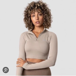 Iciw topp + tights - Säljer mitt fantastiska seamless sett från Iciw i färgen dessert sand. Sparsamt använda! 200kr styck, 400kr för hela settet. Nypris 1150kr
