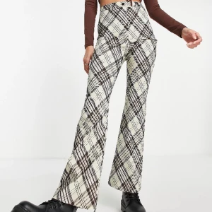 Rutiga byxor från Topshop - Gröna rutiga byxor i bengaline med utsvängd design och hög midja. Aldrig använda och prislapp finns kvar.
