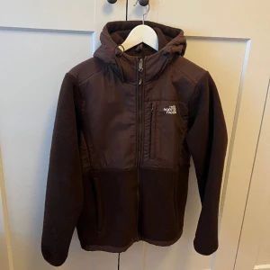 The North Face fleecejacka - Jättefin fleecejacka från The North Face i brunt! Stl M, passar mig med S jättebra med. Nypris 1500kr