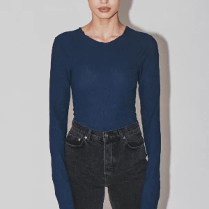 A-dsgn ”Ls top” - Långärmad navyfärgad topp från Alice Stenlöfs egna märke. Använd ca 2 ggr och därför i bra skick. Säljer då den tyvärr inte kommer till användning längre 💕