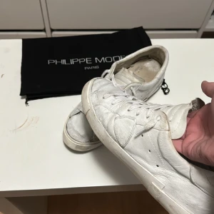 Philippe Model skor - Tjena, säljer dessa feta Phillippe model som är i-använt skick- dom är i storlek 43 nypris: 3000 mitt pris: 1250  Dustbag tillkommer