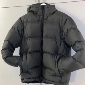 Utsåld Peak Performance jacka MEN - ❄️Jackan är i Nyskick❗️Använd 3 gånger. Strl: L, jackan är helt slutsåld på Pondus. Jackan har färgen OLIVE, men den är svart för ögonen😁 DM för intresse! KVITTO FINNS, nypris 4000kr‼️