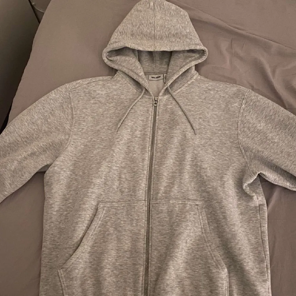 En grå zip up hoodie från weekday. Den är knappt använd och gott som ny. . Hoodies.