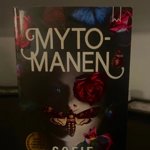 Mytomanan  - Detta är en bok som handlar om en pojke som har hittats död, texten är på svenska, har knappast blivit använd så är i prima skick 