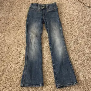 Säljer dessa blåa bootbut jeans med fickor från hms barnavdelning. Jätte bra skick. De köptes i slutet av sommaren 2023 och jag säljer de för att de inte kommer till användning längre. Inga skador eller hål och tvättas självklart innan de skickas.💘