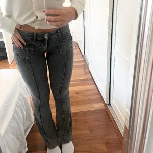 Lågmidjade grå jeans från Nelly❤️Är 174 lång, köpare står för frakt🥰