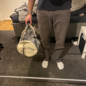 Fred Perry väska - Köptes för ganska länge sen men ej använt på väldigt länge också. Fortfarande i väldigt fint skick, inget som är trasigt. Hör gärna av dig vid ytterligare frågor :) 