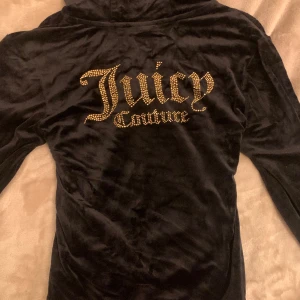 Fin juicy couture med guld ”diamanter” på - Andvänt ett tal gånger men ser helt ny ut. Köparen betalar för frakt. Köpte den för 800 kr men säljer för 500, kommer tyvärr inte sänka priset.