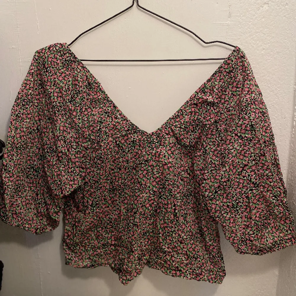 Blommig blus i storlek M, passar S. Tröjan är från second hand och har inga skador. Kontakta mig vid köp eller frågor💛. Blusar.