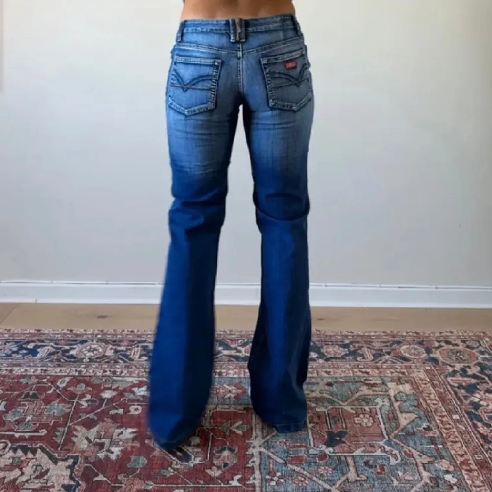 Säljer vidare dessa skitsnygga lowrise jeansen då ja inte riktigt trivdes i passformen. Midjemått 76 cm innebennslängd 85 cm två första bilderna från förra ägaren💞 OBS lagat knappen så de ser ut som på sista bilden 🤝🏼💞. Jeans & Byxor.