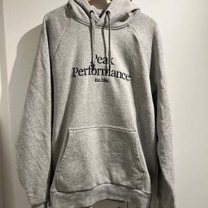 Grå Original Peak Performance Hoodie i super bra skick.