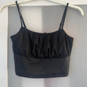 Festtoppar - Säljer dessa två linnen tillsammans, 50kr för båda💓