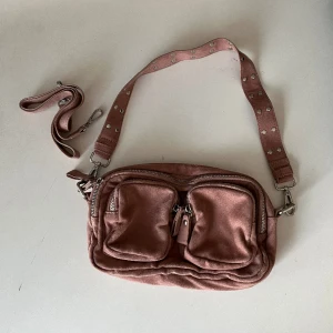 Rosa axelväska  - Säljer en jättefin gammelrosa axelväska ifrån Gina Tricot, inga defekter förekommer❤️