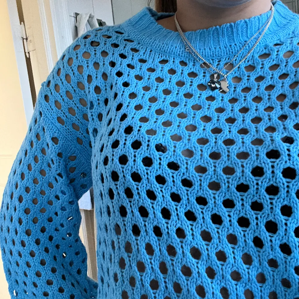 Klarblå hålstickad tröja från HM, storlek small och lite kort i armarna för mig som är 180cm. Aldrig använd endast testad!. Tröjor & Koftor.