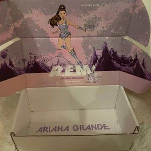 ariana grande rem fan box (limited edition) - boxen är i ett bra skick ! nästan aldrig använts (du får med två ariana polaroid foton plus ett rem sample paper med detta köp<3)
