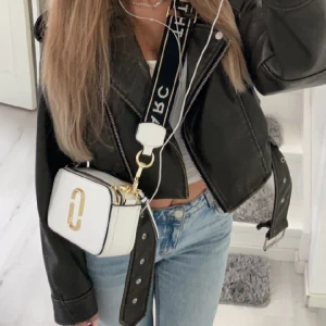 Marc Jacobs Väska - Säljer min superfina Marc Jacobs väska, lägger ut igen då det är gratis frakt nu om man köper💕 Nyskick