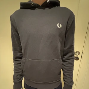 Fred Perry tröja  - Knappast använd. Bra skick. 