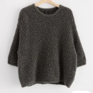 Stickad t-shirt  - Säljer nu denna stickade t-shirten i ullbladning från Lindex. Storlek M/L men passar mig som brukar ha S/M💞ordninarie pris är 599kr, säljer för 350kr. Tröjan är i nyskick då den inte kommit till användning, passar perfekt nu till höst.☺️