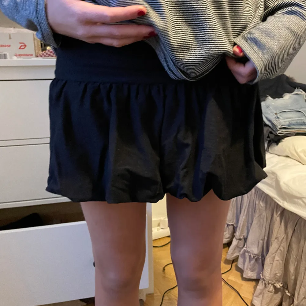 Säljer denna zara kjol. Den är egentligen från zara barn i storlek 10 år men jag har sytt om så den passar en xs/s. . Kjolar.