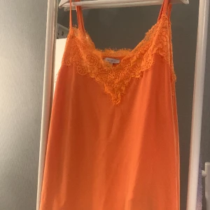 Spets linne - Jätte fint spets linne, som är knappt använd, i storlek xs säljer pågrund av inte kommer till användning❤️