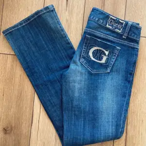 Säljer min skitsnygga vintage guess jeans! Som har snygga fickor och väldigt lågmidjade. De är bootcut, de är mer vida än vad de är på bilden för de är lite för små för mig😊 Stolek W29, passar någon som har 36-40❤️ midjemått: 40cm innerbenlängden:81cm