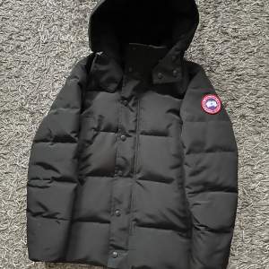 Säljer min Canada goose Wyndham Parka. Det är red label. Säljer den för den inte kommer till större användning. Har inget äktahets bevis så därav priset.