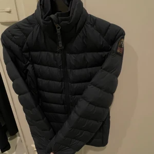 Parajumper jacka - Säljer en parajumper som blivit använd en gång. Jackan kommer från ungdomskomlektionen. Skriv prisförslag och om du undrar ngt!   Nypris 3600