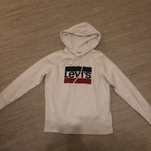 Levi’s hoodie - vit - Levi’s hoodie i fint skick. Kan fraktas då köparen betalar. Annars hämtas i Malmö. Liten i storlek