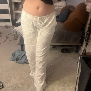 Linnebyxor - Säljer mina linnebyxor då jag vill köpa nya t våren! Köpta från Zalando i våras. Kvalitet på byxor e super skönt, dom e lite pösiga vid bena med d e sjukt bekvämt på varma dagar💓Köpta för 399!