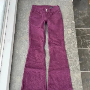 Vinröda jeans - Superfina jeans som tyvärr är försmå för mig💗 (Obs: inte mina bilder, kom privat för mina)