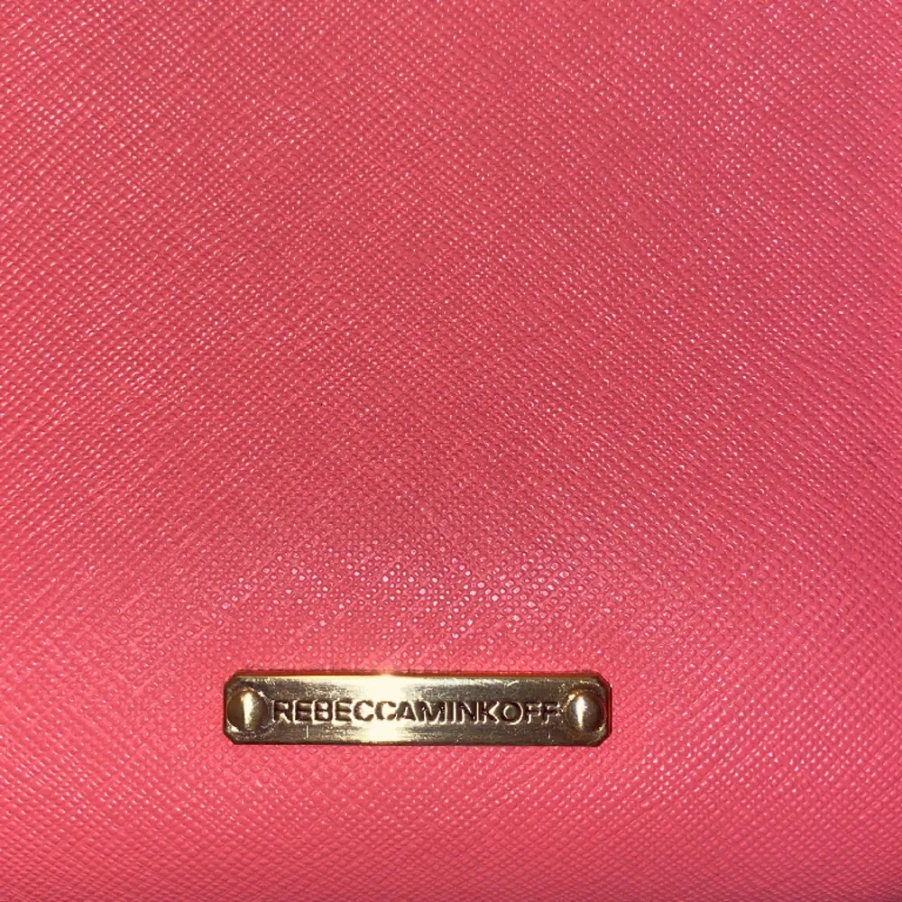 En one of a kind bright rosa Rebecca Minkoff väska som nu säljs för 2000 kr men som köptes original 4200 kr💖. Väskor.