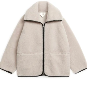 Teddy jacka från Arket - Säljer teddyjacka från arket! Köptes nu i höstas och har använts fåtal gånger. Har en likande sen innan som jag gillar mer,  sparsamt använd. Stl M och köptes för 1590kr. Säljer för 950kr. Skriv för fler bilder. Köp direkt för 1200. Buda i kmt!